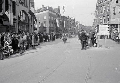 853198 Afbeelding van de doortocht van de geallieerden, in de Voorstraat te Utrecht.